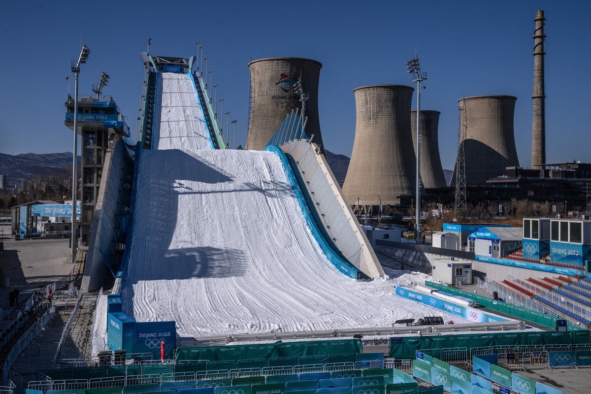 Una pista da sci artificiale realizzata accanto a un impianto industriale dismesso per le Olimpiadi di Pechino.
