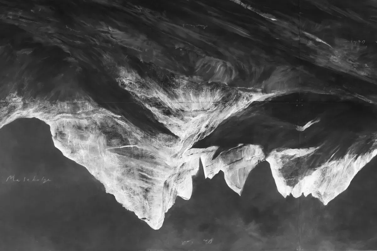 L'opera Inferno di Tacita Dean che rappresenta un paesaggio di montagna rovesciato e in bianco e nero.