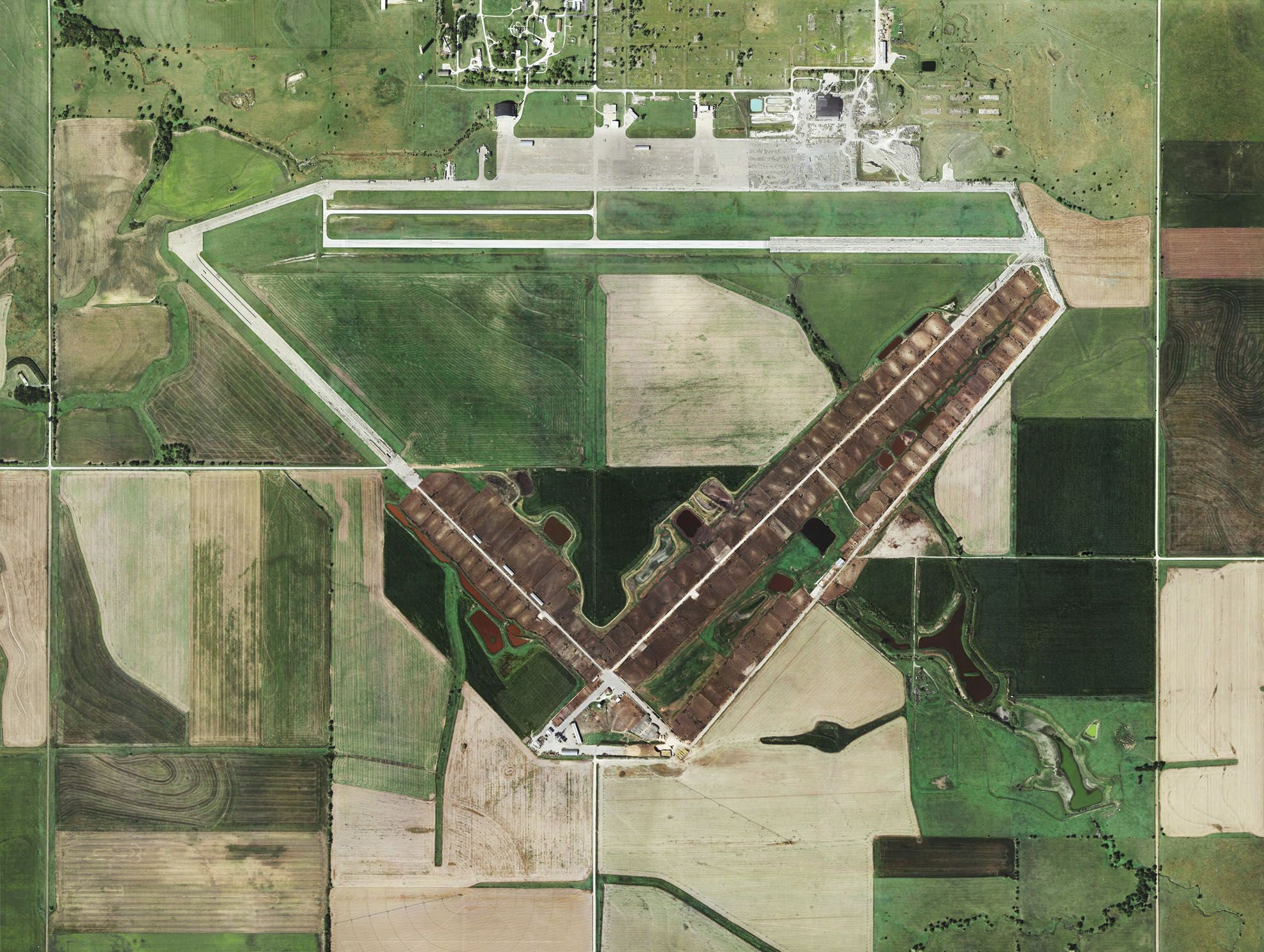 Veduta aerea della base aeronautica di Herington, fotografia di Mishka Henner.