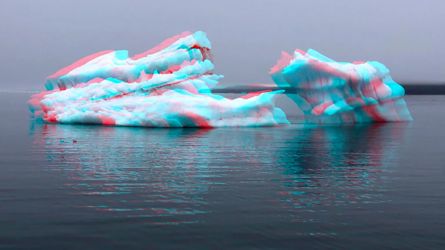 Fotografia di un iceberg con effetto glitch. Parte dell'opera Mediating Uncertainties di Susan Schuppli