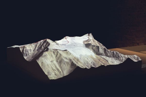 Il modellino di una montagna.