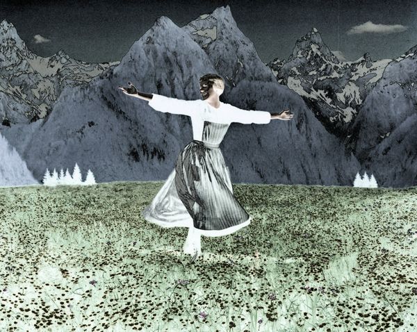  Una donna balla in un prato di montagna. Fotogramma dal film "Tutti insieme appassionatamente".