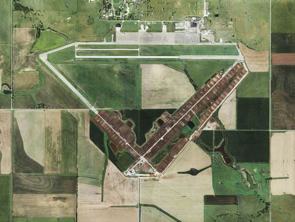 Veduta aerea della base aeronautica di Herington, fotografia di Mishka Henner.