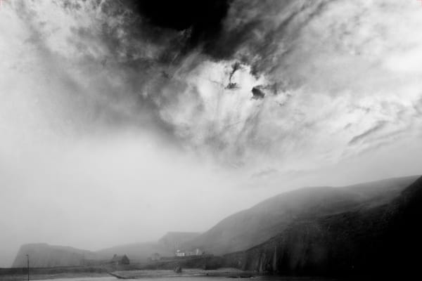 Paesaggio con nuvole e colline sullo sfondo. Fair Isle Harbour, foto di Anaïs Tondeur.