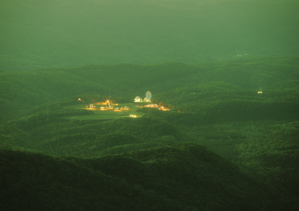 Una base radar tra le colline.