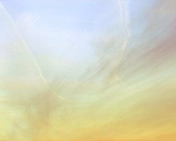 Nuvole nel cielo all'alba.