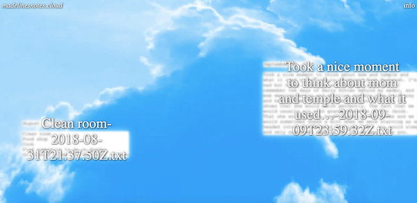 Scritte digitali su sfondo di nuvole azzurre.